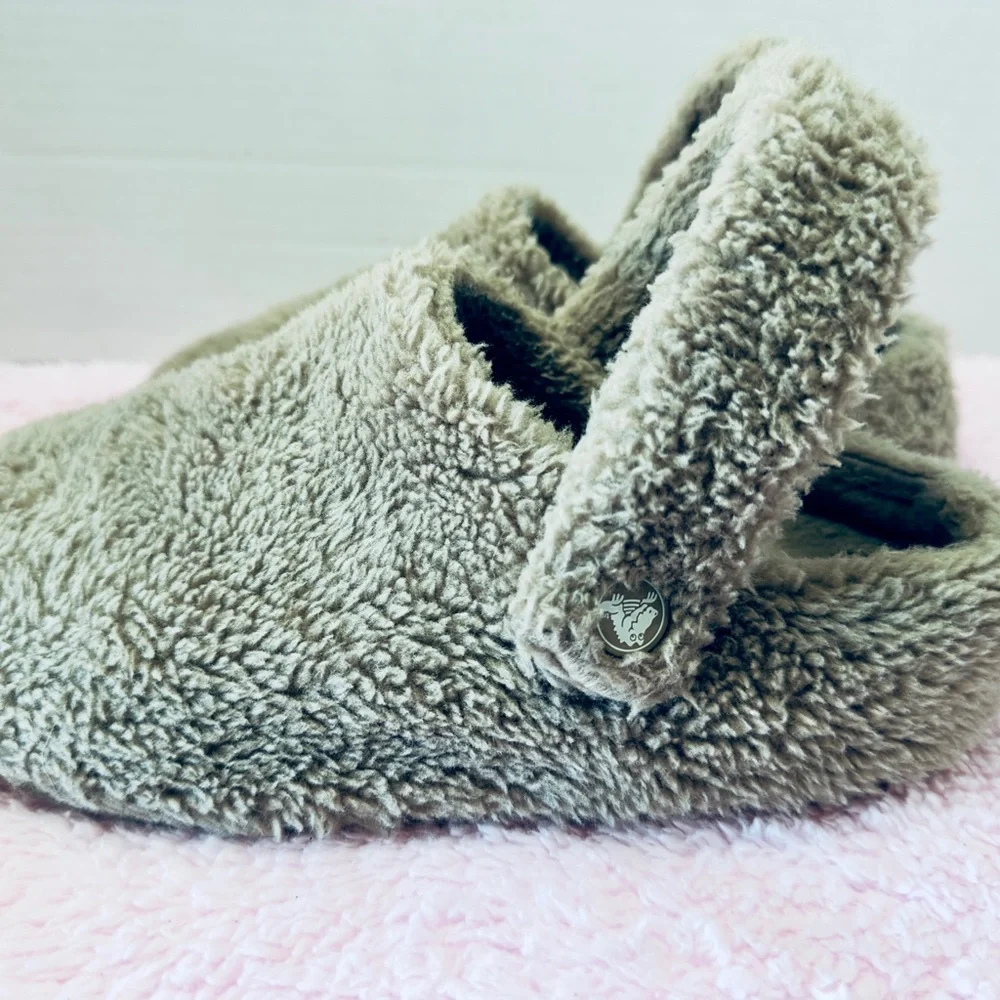 Crocs‎ Classic Cozzzy Slippers Sherpa Comfort Warm Solid Gray Sz 5 Unisex Junior